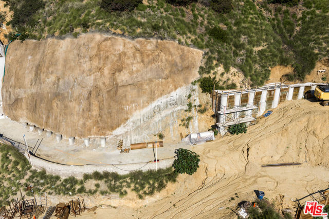 2004 Sunset Plaza Drive, Los Angeles CA: https://media.crmls.org/mediaz/00340fed-164e-4a5d-848f-bb57a2cb74a2.jpg