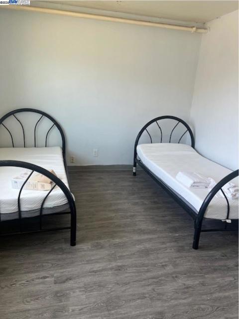 4201 West St, Oakland CA: https://media.crmls.org/mediaz/00348d99-ba5c-4585-a895-2c39db2f043d.jpg