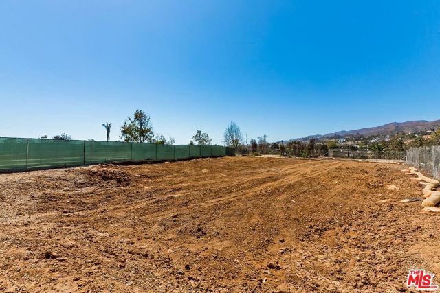 646 Las Lomas Avenue, Pacific Palisades CA: https://media.crmls.org/mediaz/003563d5-bda0-4572-968c-b7233bd4f44f.jpg
