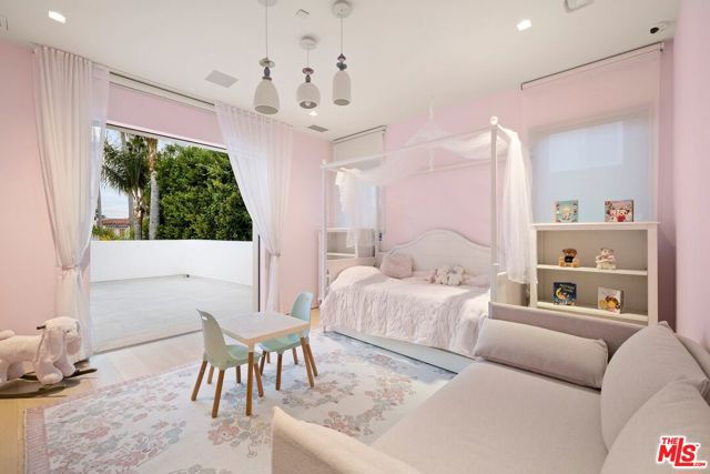 251 21st Street, Santa Monica CA: https://media.crmls.org/mediaz/003577a6-3964-40e5-bccc-24dd906ce4e1.jpg