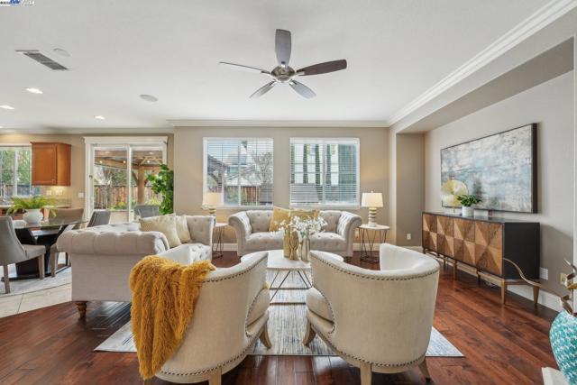 632 S Comunidad Street, Mountain House CA: https://media.crmls.org/mediaz/00357894-797f-4ee8-b9b8-b18453a35162.jpg