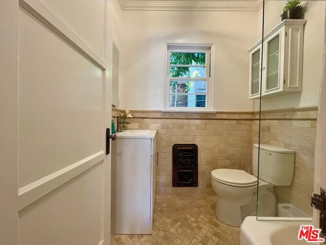 1134 Chelsea Avenue, Santa Monica CA: https://media.crmls.org/mediaz/003656e5-c869-49e1-ab5c-31465b5bd301.jpg