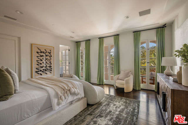 706 N Crescent Drive, Beverly Hills CA: https://media.crmls.org/mediaz/0036daa5-2e19-45cb-872b-e04dfd9730f0.jpg