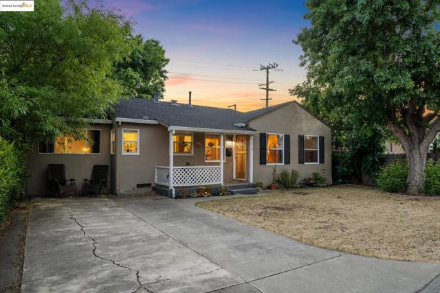 2670 Crescent Dr, Concord CA: https://media.crmls.org/mediaz/0037e9df-94ba-4751-a543-626e4aed4ef1.jpg