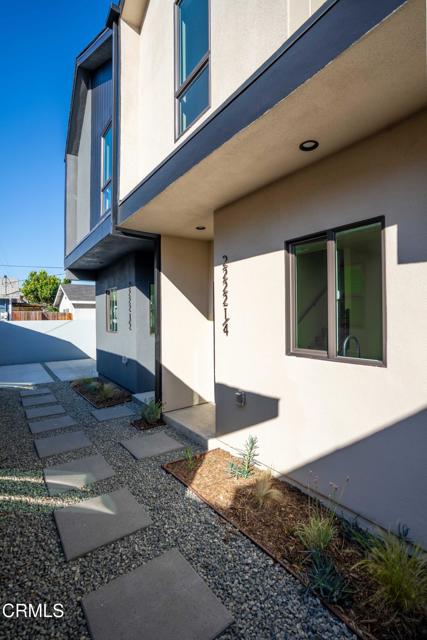 2222 1/4 Dorris Place, Los Angeles CA: https://media.crmls.org/mediaz/00394e7f-42eb-4f43-a950-c809deb544fb.jpg