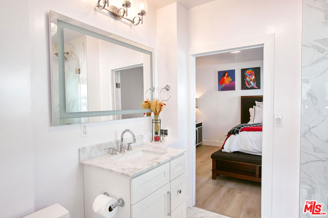1040 N Crescent Heights Boulevard, Los Angeles CA: https://media.crmls.org/mediaz/00395720-1471-410d-9bb4-ead2bda5d8db.jpg