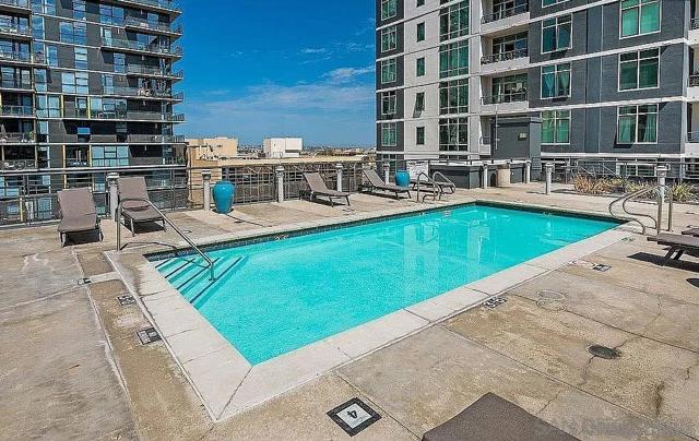 425 W Beech St, San Diego CA: https://media.crmls.org/mediaz/0039c143-7c0b-4402-b5f8-d18421409e3a.jpg
