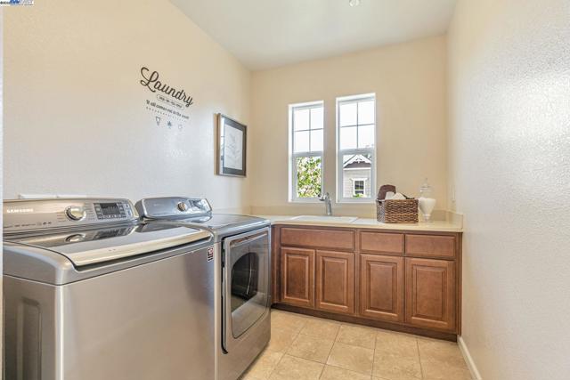 5801 Flora Cmn, Livermore CA: https://media.crmls.org/mediaz/0039c4e0-0ff1-4474-a812-f8b323741c8e.jpg