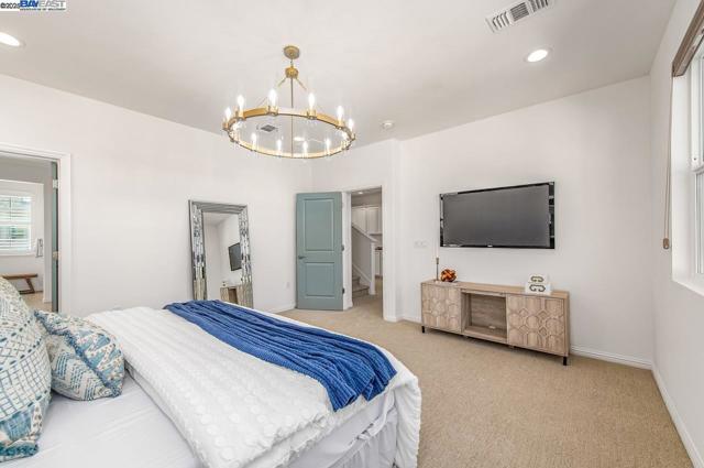 4338 Healdsburg Way, Dublin CA: https://media.crmls.org/mediaz/003a20b7-b8ed-4370-843f-6c87748fb5d4.jpg