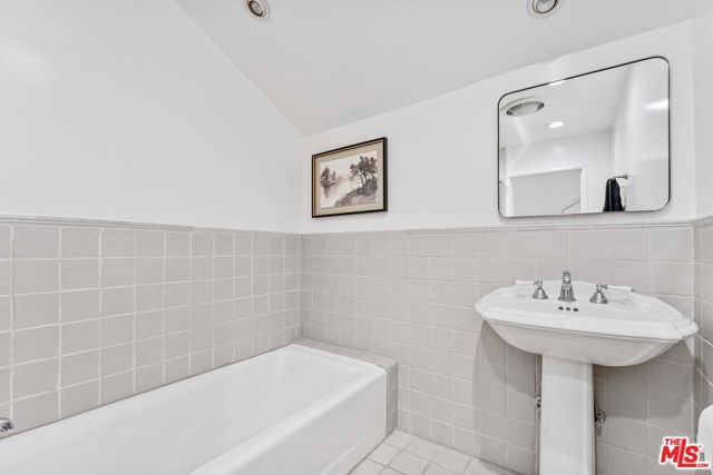 217 17th Street, Santa Monica CA: https://media.crmls.org/mediaz/003aba71-3889-4c93-8c39-35005cd3ecd9.jpg