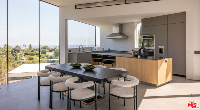 9277 Thrush Way, Los Angeles CA: https://media.crmls.org/mediaz/003adcf8-6916-4d22-bba6-7f47670e1f10.jpg