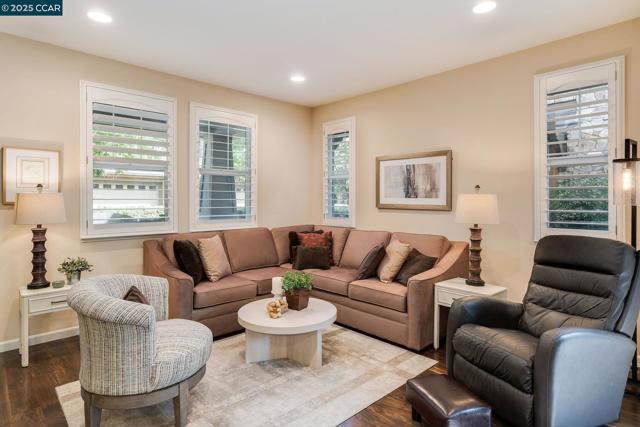 338 El Paseo Cir, Walnut Creek CA: https://media.crmls.org/mediaz/003b56a9-2bee-4848-b3bf-898ea45f0ed3.jpg