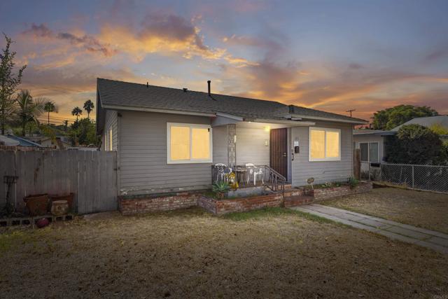 127 W 5Th Avenue, Escondido CA: https://media.crmls.org/mediaz/003b8d50-d735-4bbb-814d-f64cd5996700.jpg