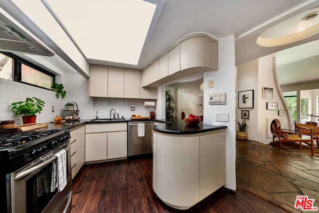 7495 Mulholland Drive, Los Angeles CA: https://media.crmls.org/mediaz/003bd573-63c4-47ee-90e0-d45ebb2b2e12.jpg