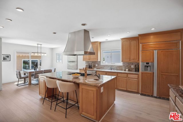314 22nd Street, Santa Monica CA: https://media.crmls.org/mediaz/003c9380-25ba-4354-aa4e-210927ae9715.jpg