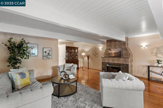 2401 Casa Way, Walnut Creek CA: https://media.crmls.org/mediaz/003d71ff-6b7b-480a-ac6e-319eaeb6c13d.jpg