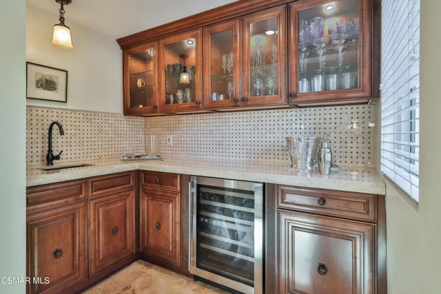 2328 Otono Circle, Thousand Oaks CA: https://media.crmls.org/mediaz/003d768f-b445-4c73-945a-38b176344af8.jpg