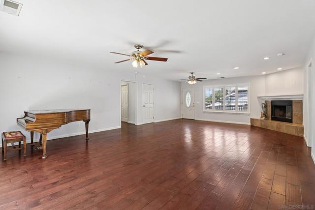 4464 Maple Ave, La Mesa CA: https://media.crmls.org/mediaz/003dce4f-4d6b-46c8-a6a2-bd91a3902287.jpg