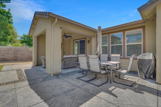 8275 Brookhaven Cir, Discovery Bay CA: https://media.crmls.org/mediaz/003e0f40-fd8b-49bd-84bf-0f36d44aba1b.jpg