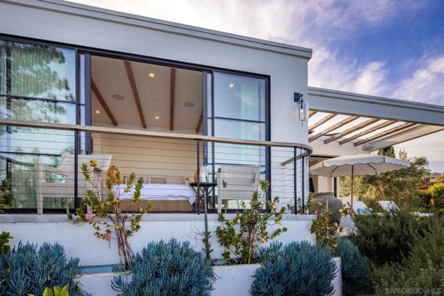 755 Rosecrans St, San Diego CA: https://media.crmls.org/mediaz/003ec03a-6a74-4876-9288-80b9dcaa67a8.jpg