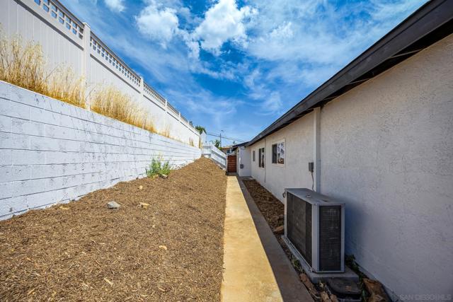 1210 Maria Ave, Spring Valley CA: https://media.crmls.org/mediaz/003f4d6d-2730-42c0-9bfe-ff27618b1670.jpg