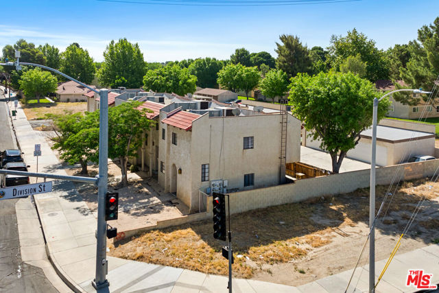 102 E Lancaster Boulevard, Lancaster CA: https://media.crmls.org/mediaz/003f6e60-e298-413d-9393-766a3f86801d.jpg