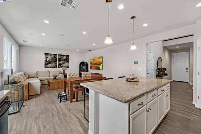 268 Coolcrest Dr, Oakley CA: https://media.crmls.org/mediaz/003f7cdc-8126-4598-ba7f-e3ea90aa9fa7.jpg