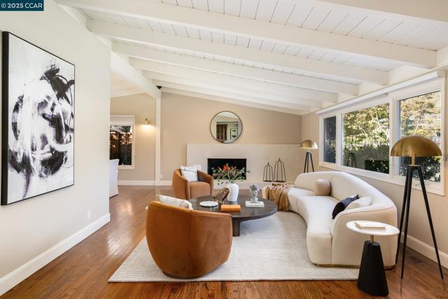 9 Saint Andrews Pl, Alamo CA: https://media.crmls.org/mediaz/003fdc8c-b10e-4591-9a77-9007e9f0c5c8.jpg