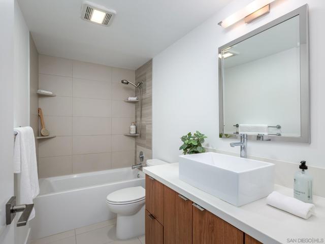 2500 Torrey Pines Rd, La Jolla CA: https://media.crmls.org/mediaz/0040a9e5-5767-4b48-af81-3099e000765f.jpg