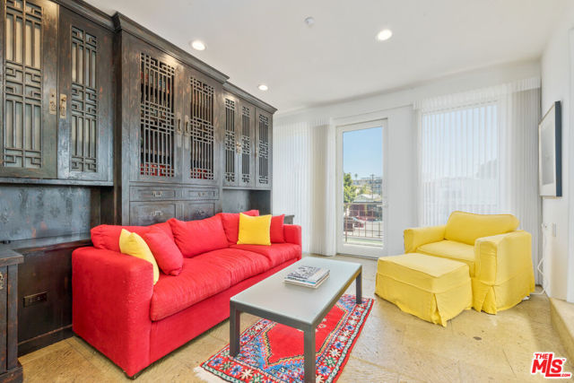 2224 Main Street, Santa Monica CA: https://media.crmls.org/mediaz/0040b2a1-dcac-458a-a368-eef4712a6423.jpg