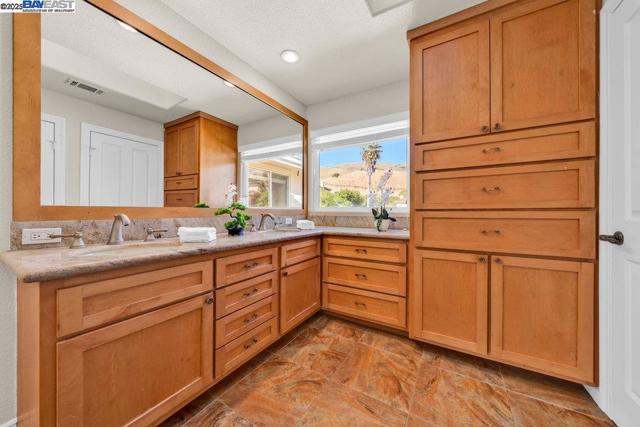 48912 Crown Ridge Cmn, Fremont CA: https://media.crmls.org/mediaz/0041466e-bf0e-4f92-b100-9b59078f7e21.jpg