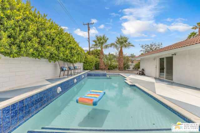 2375 E Joyce Drive, Palm Springs CA: https://media.crmls.org/mediaz/00418295-f9ab-4548-8097-dcde2b24ac8d.jpg