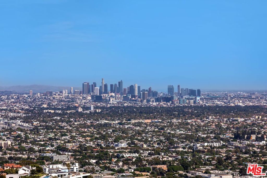 https://media.crmls.org/mediaz/0041f46f-3854-4c59-b9f6-198f4e4b2a99.jpg?preset=X-Large
