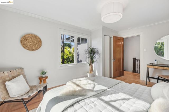 733 Carlston Ave., Oakland CA: https://media.crmls.org/mediaz/004228b4-f38e-48e3-a410-0ff6c4a2d5d0.jpg