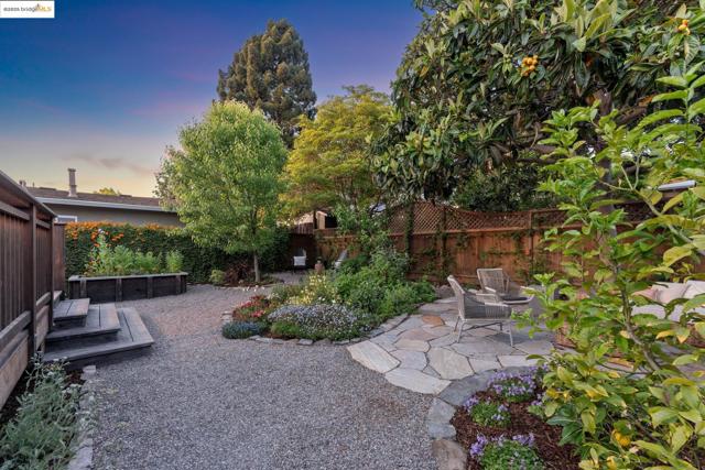817 Curtis St, Albany CA: https://media.crmls.org/mediaz/00426b3d-b387-480e-9137-8403463a8878.jpg