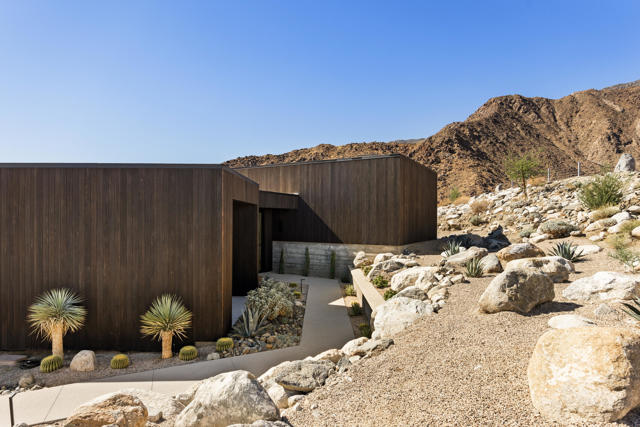 2085 Desert Flower Court, Palm Springs CA: https://media.crmls.org/mediaz/0042b670-3fe9-4471-a004-1c30ccd48bed.jpg