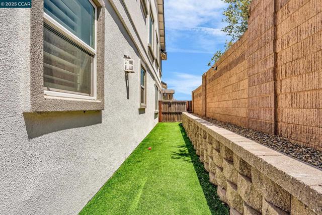 499 Yarrow Dr, Fairfield CA: https://media.crmls.org/mediaz/0042db37-fc4f-4c3f-ba58-a1f39834107c.jpg