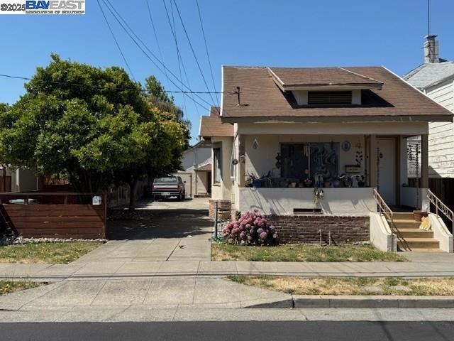3208 Washington St, Alameda CA: https://media.crmls.org/mediaz/00432276-9129-4b8a-8b61-fbeacca7a5e3.jpg