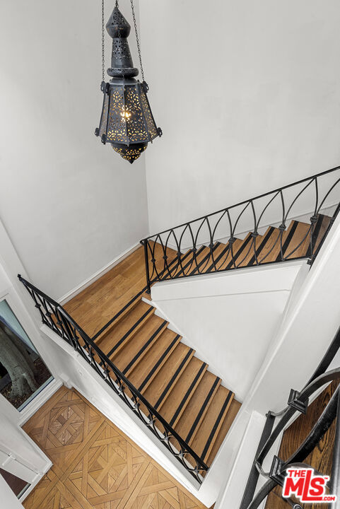 8828 Thrasher Avenue, Los Angeles CA: https://media.crmls.org/mediaz/00433333-5b8d-483e-bab1-efe9c7561b73.jpg