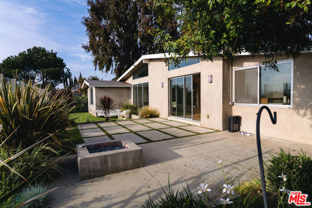 3423 Scadlock Lane, Sherman Oaks CA: https://media.crmls.org/mediaz/00435a76-8011-455e-80e3-c7062e8f9c1b.jpg