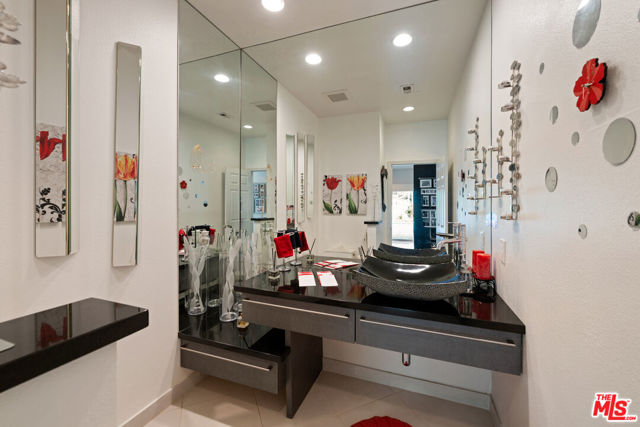 22205 Dardenne Street, Calabasas CA: https://media.crmls.org/mediaz/00436566-3f96-4da5-b773-568cf6749e42.jpg