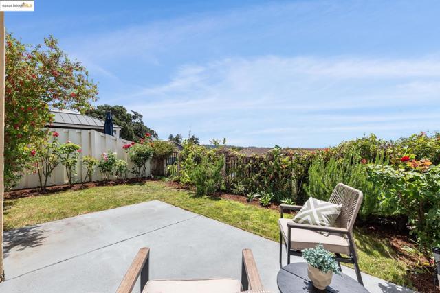 93 Thousand Oaks St, Oakland CA: https://media.crmls.org/mediaz/00438114-c99c-4d87-8715-8b6989ae6373.jpg