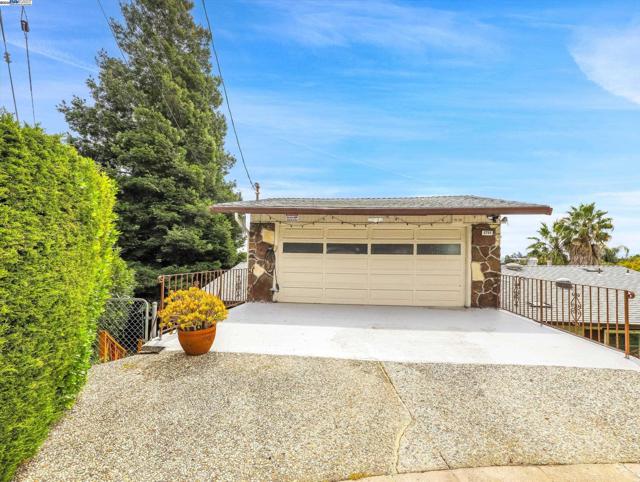 Image 34 of 60 For 2755 Sheffield Pl