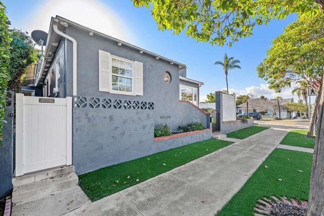 800 3rd St, Coronado CA: https://media.crmls.org/mediaz/0045b8b7-9bcc-4066-8c48-e5d164cb64f4.jpg