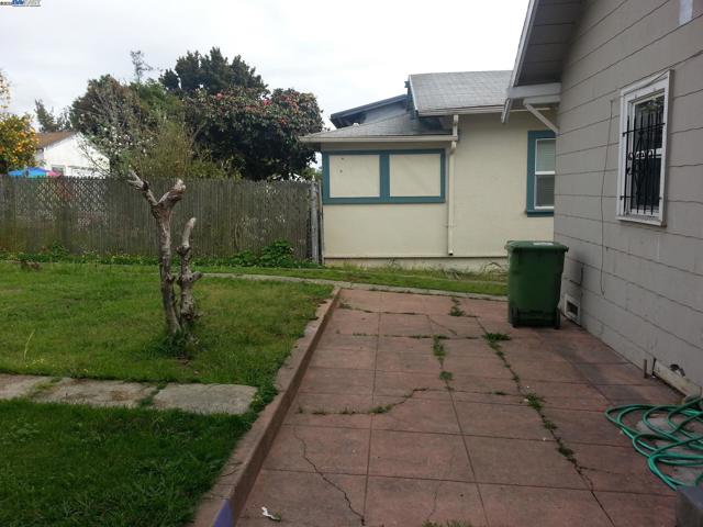4056 Santa Rita St, Oakland CA: https://media.crmls.org/mediaz/0045bd23-97f1-4ac3-a72d-3c2f476ef063.jpg