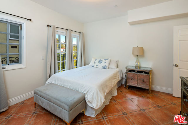 6420 Quebec Drive, Los Angeles CA: https://media.crmls.org/mediaz/00470759-1ba2-40bf-880a-c562e5bb70e2.jpg
