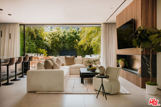 515 N Harper Avenue, Los Angeles CA: https://media.crmls.org/mediaz/0047db8d-2d61-42a4-acb3-7d1c41aa5975.jpg