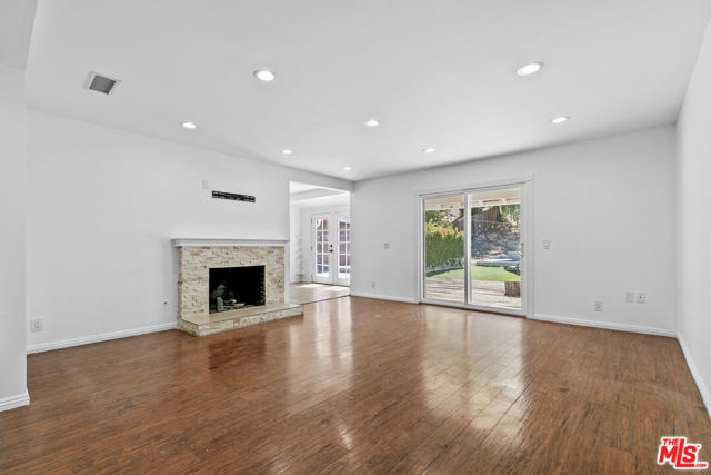4949 San Feliciano Drive, Woodland Hills CA: https://media.crmls.org/mediaz/00480efa-32eb-4cfd-9e00-4a313b39d35f.jpg