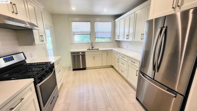 1137 Oakland Avenue, Piedmont CA: https://media.crmls.org/mediaz/00482547-0494-4f0d-a10d-3610d17183c5.jpg