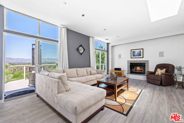22449 Cass Avenue, Woodland Hills CA: https://media.crmls.org/mediaz/0048ac17-dada-4bb6-a084-26043ec90b2a.jpg